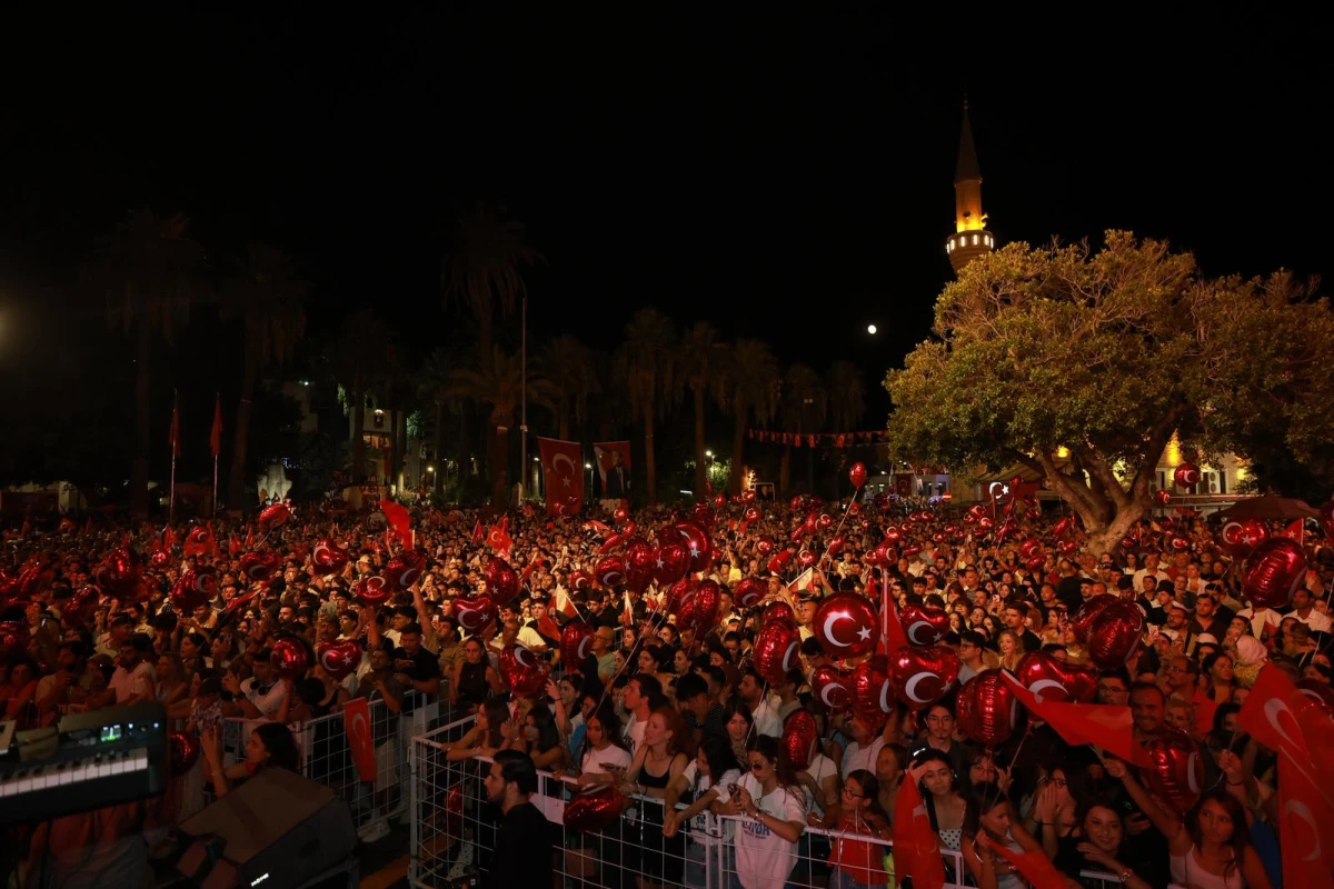 Bodrum'da 30 Ağustos Coşkusu: Fener Alayları Ve Gripin Konseriyle Zafer Bayramı Kutlandı