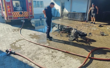 Bodrum Turgutreis’te Demir Doğrama Atölyesinde Scooter Yangını: İtfaiyenin Hızlı Müdahalesi Facianın Önüne Geçti