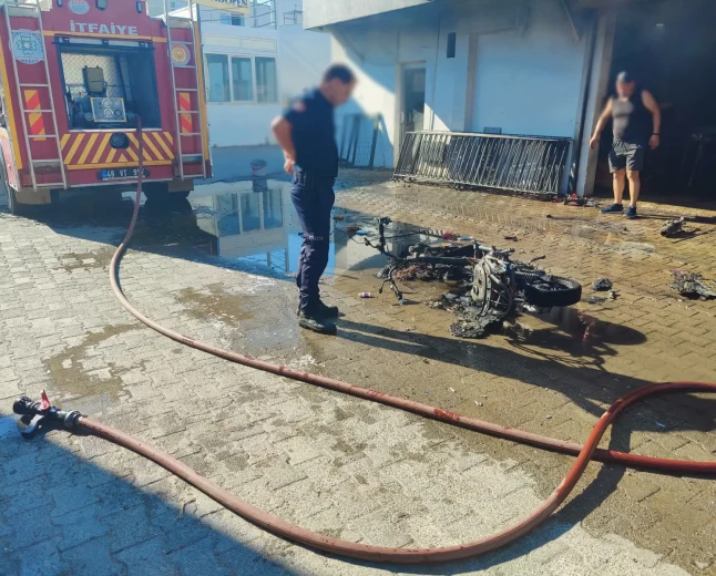 Bodrum Turgutreis’te Demir Doğrama Atölyesinde Scooter Yangını: İtfaiyenin Hızlı Müdahalesi Facianın Önüne Geçti