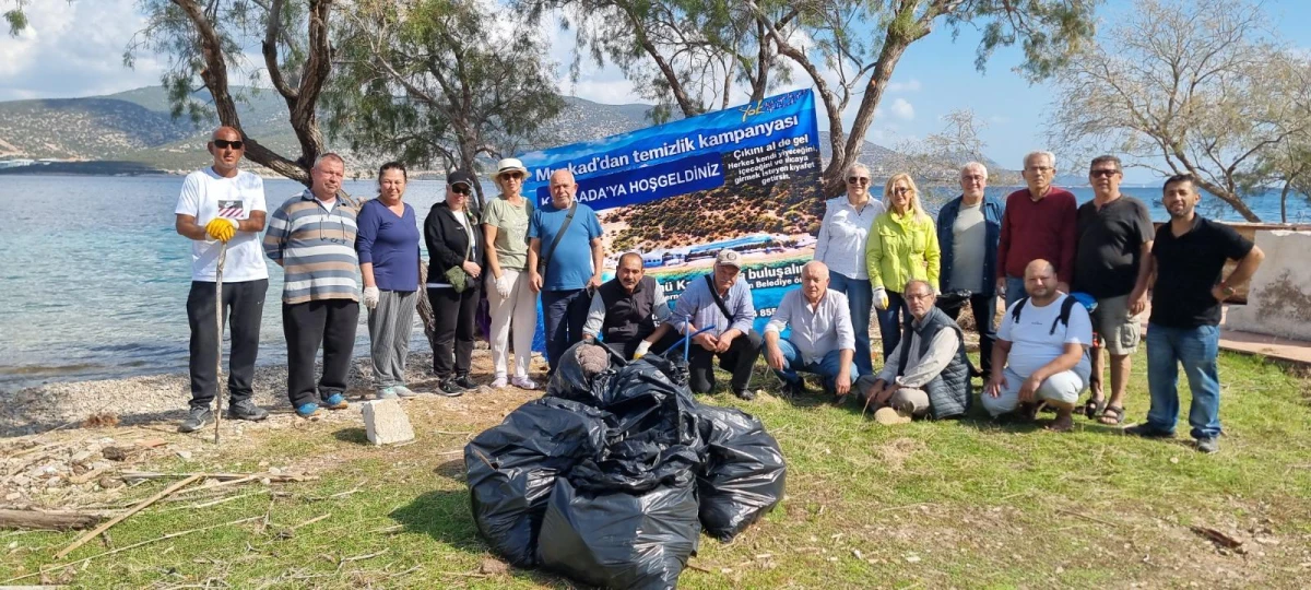Bodrum’dan Karaada’ya Çevre Çıkarması: Gönüllüler Onlarca Poşet Çöp Topladı