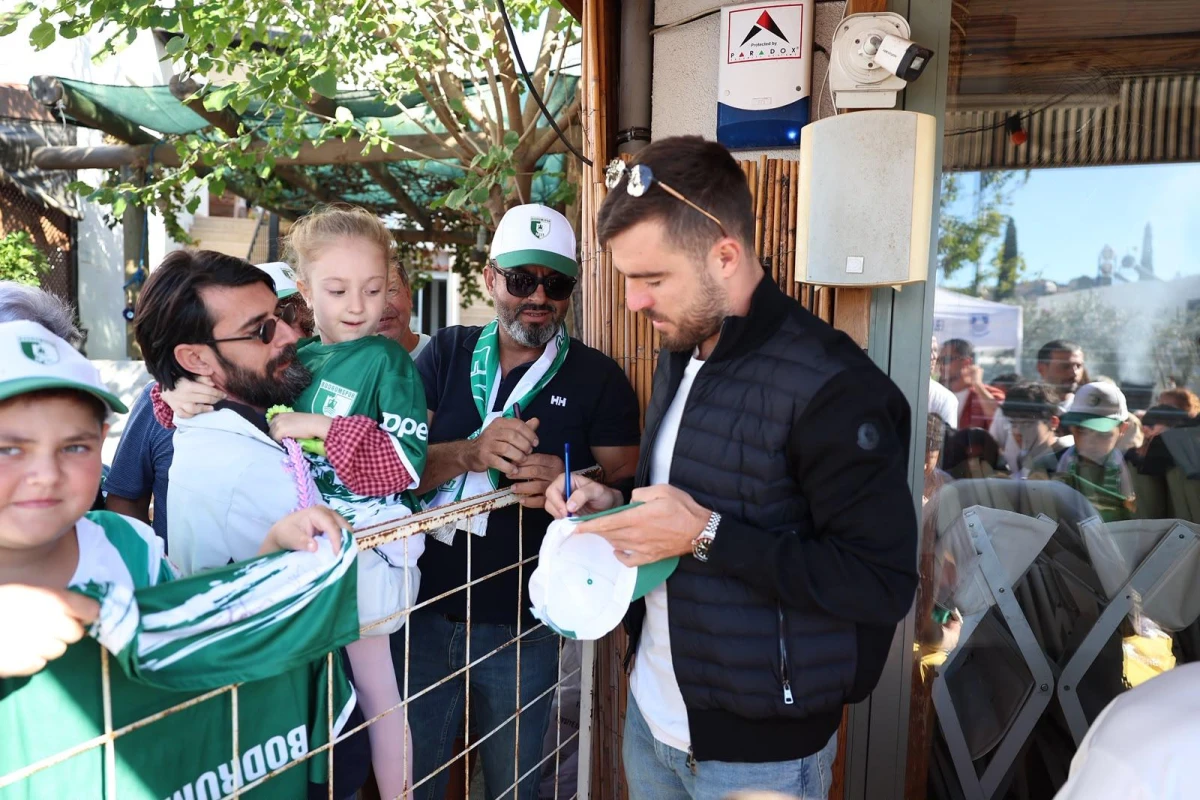 Bodrum FK ve "Daha 17" Oyuncuları İyilik Pazarı’nda Buluştu: Uluslararası Sarı Yaz Festivali’ne Yoğun İlgi