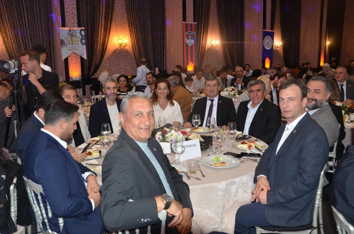 Bodrum’da Düzenlenen Vanlılar Gecesi’nde Birlik Ve Barış Mesajları: Siyaset Ve Kentin Önde Gelen İsimleri Bir Araya Geldi