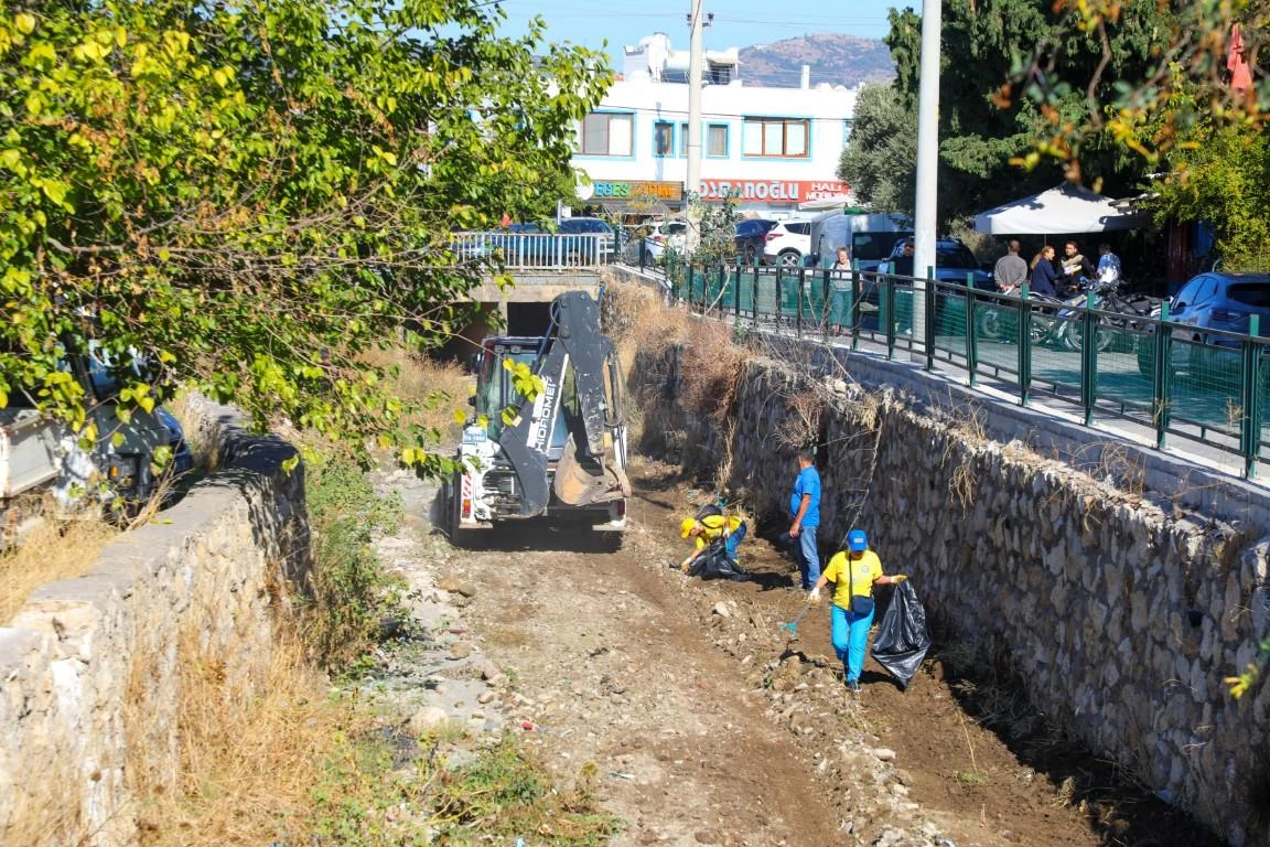 Bodrum Belediyesi’nden Müskebi Uludere’de Kapsamlı Temizlik: Dere Yatağı Temizleniyor, Esnafa Çevre Bilinci Dağıtılıyor