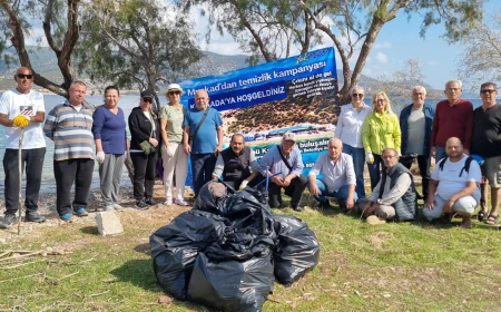 Bodrum’dan Karaada’ya Çevre Çıkarması: Gönüllüler Onlarca Poşet Çöp Topladı