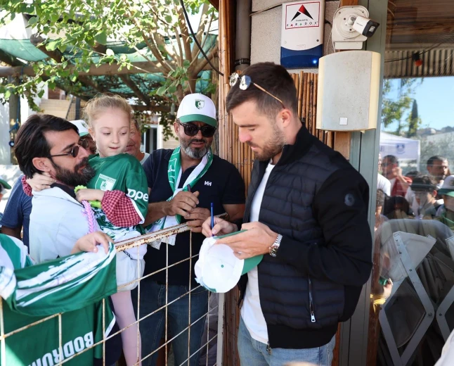 Bodrum FK ve "Daha 17" Oyuncuları İyilik Pazarı’nda Buluştu: Uluslararası Sarı Yaz Festivali’ne Yoğun İlgi