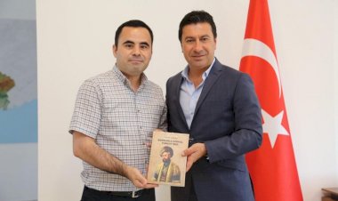 Amiral Turgut Reis Kitabının İlk İmzası Başkan Aras’a