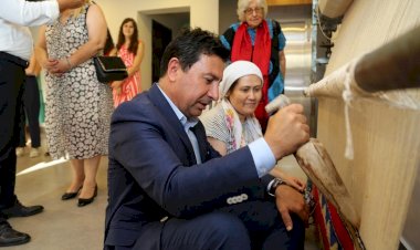 Başkan Tezgah Başına Geçip Kilim Dokudu