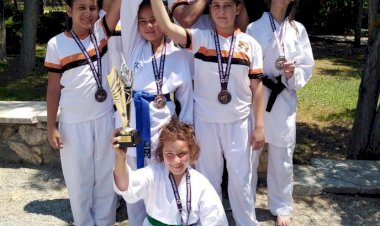 Menteşeli Karatecilerden 10 Madalya, 2 Kupa