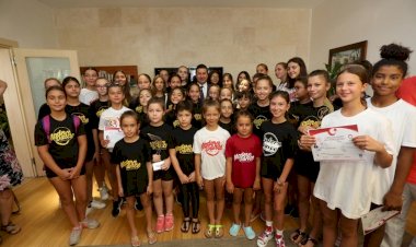 Dansçılar, Şampiyonluk Sevincini Başkan’la Paylaştı