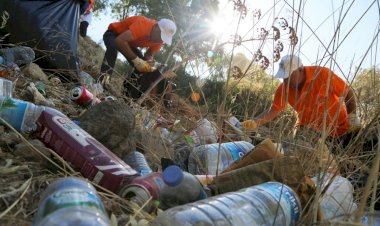 4 Saatte 2 Ton Çöp Topladılar