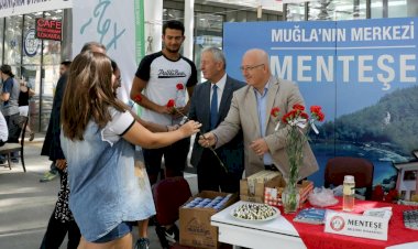 Öğrenciler, Karanfillerle Karşılandı