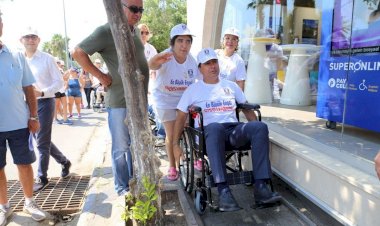 Başkan Aras Tekerlekli Sandalye İle Bodrum Sokaklarında