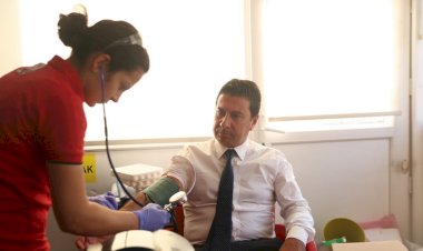 Başkan Aras Kızılay’a Kan Verdi