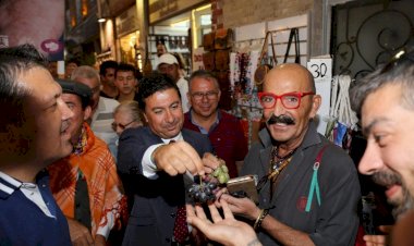 Meydanda Keşkek Kazanı, Barlar Sokağında Karaova Üzümü