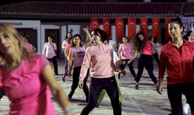 Meme Kanserine Farkındalık İçin Pembe Giyip Zumba Yaptılar