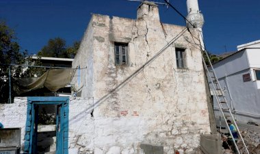 Tehlike Arz Eden Tescilli Bina Belediye Ekiplerince Yıkıldı