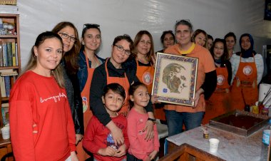 Öğretmenler Miniklerle Birlikte Ebru Yaptılar