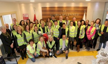 Mahalle Gönüllüleri Kimlik Kartlarını Başkan Aras'tan Teslim Aldı