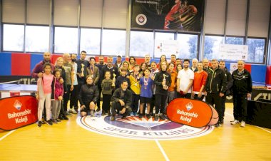 Bu Masa Tenisi Turnuvası Bir Başka