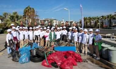Öğrenciler Kıyıda Dalgıçlar Deniz Dibinde Temizlik Yaptı