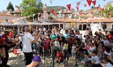 Çocuklar, Şenlikle Eğlendi
