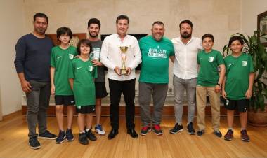 Küçük Tenisçiler Mutluluklarını Başkan Kocadon İle Paylaştı