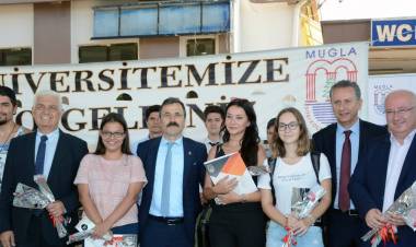 Öğrencilere Karanfilli Karşılama