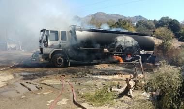 Su Tankeri Tamamen Yanmaktan İtfaiye Sayesinde Kurtuldu