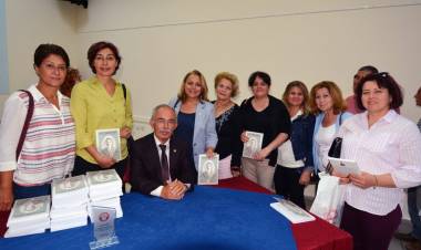 Yazar Ünal Türköz Kitaplarını İmzaladı