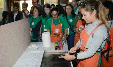 Turistler “Ebru” Öğreniyor