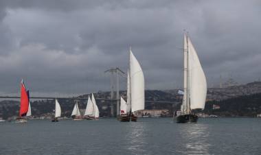 Bodrum Guletleri Boğazdan Geçerken İzleyenleri Kendilerine Hayran Bıraktı