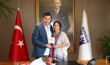 Vakitsiz Düşler Şiir Kitabını Başkan Kocadon'a Hediye Etti